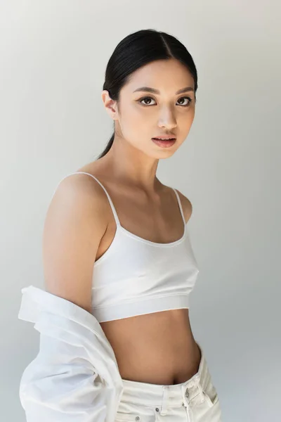 Morena Mulher Japonesa Topo Branco Olhando Para Câmera Isolada Cinza — Fotografia de Stock