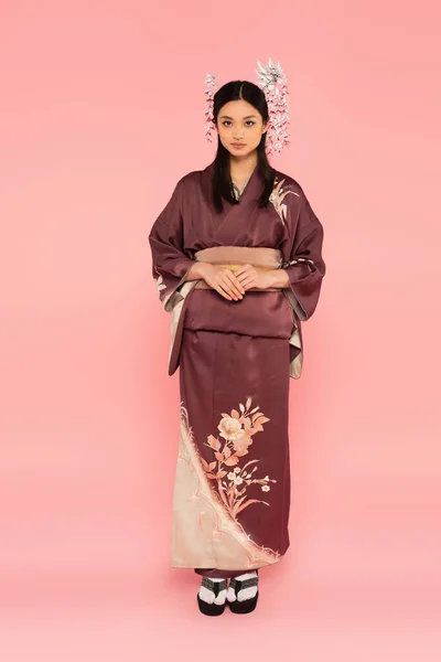 Full Length Asian Woman Kimono Flip Flops Looking Camera Pink — Stock Photo, Image