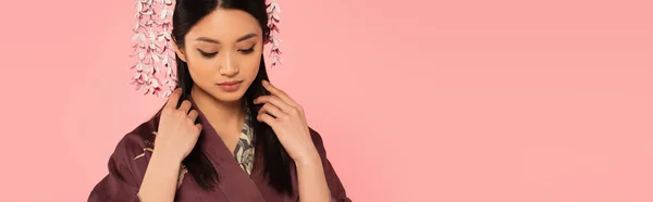 Ung Japansk Kvinna Orientaliska Kläder Vidrör Hår Isolerad Rosa Banner — Stockfoto