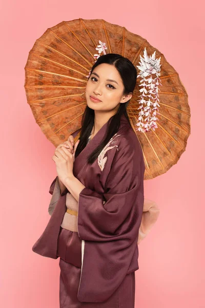 Japonská Žena Deštníkem Při Pohledu Kameru Izolované Růžové — Stock fotografie