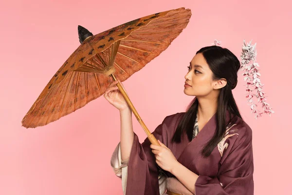 Бічний Вид Японку Тримає Традиційну Парасольку Ізольовану Рожевому — стокове фото