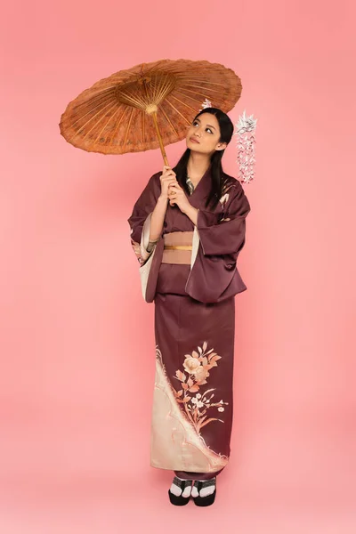 Joven Mujer Japonesa Sosteniendo Paraguas Sobre Fondo Rosa — Foto de Stock