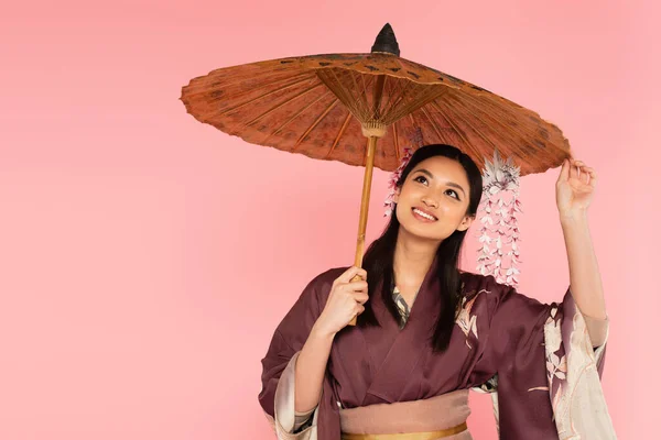Feliz Japonés Mujer Tradicional Ropa Pie Bajo Paraguas Aislado Rosa — Foto de Stock