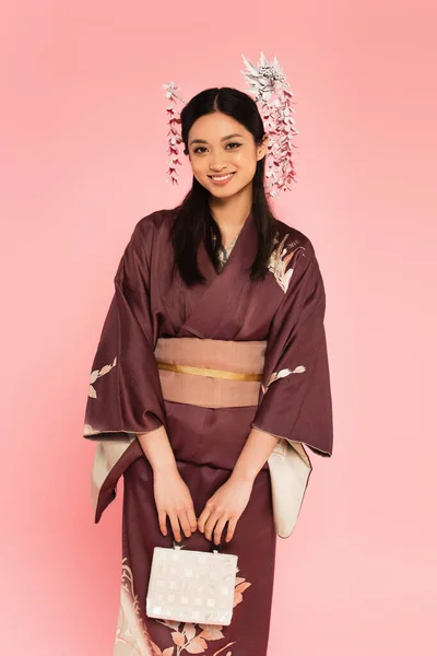 Positivo Asiático Mujer Kimono Celebración Bolso Aislado Rosa — Foto de Stock