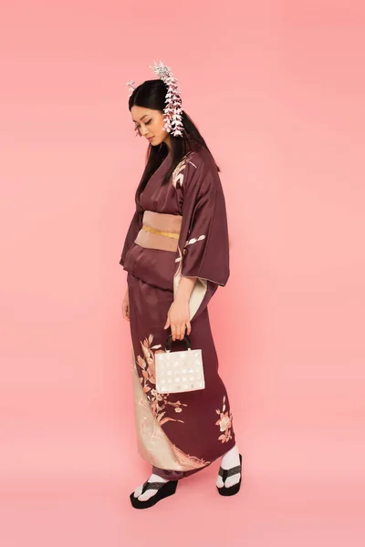 Japansk Kvinna Traditionell Kostym Hålla Handväska När Går Rosa Bakgrund — Stockfoto