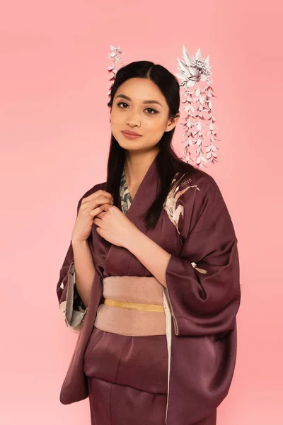 Bonita Mujer Japonesa Con Kanzashi Peinado Mirando Cámara Aislada Rosa — Foto de Stock