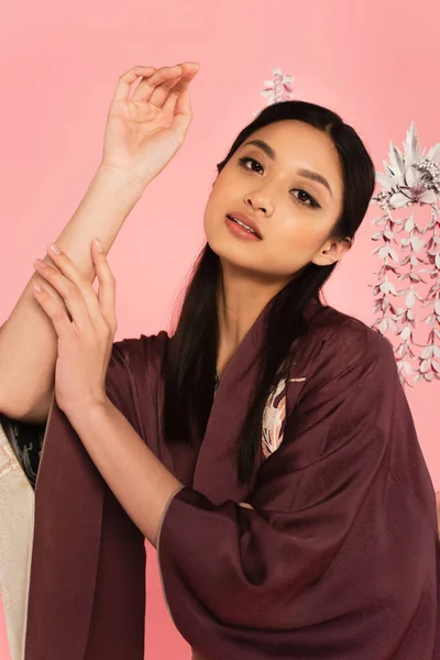 Bonita Mujer Asiática Kimono Posando Mirando Cámara Aislada Rosa —  Fotos de Stock
