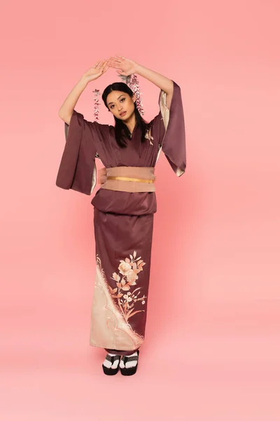 Full Length Asian Woman Oriental Footwear Kimono Pink Background — Stock Photo, Image