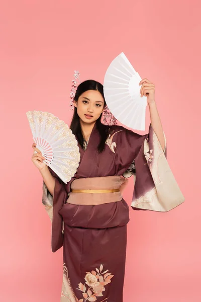 Asiática Mujer Kimono Holding Fans Aislado Rosa — Foto de Stock