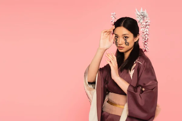Joven Mujer Asiática Con Jeroglíficos Cara Posando Aislado Rosa — Foto de Stock