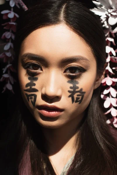 Schöne Asiatische Frau Mit Hieroglyphen Gesicht Isoliert Auf Schwarz — Stockfoto