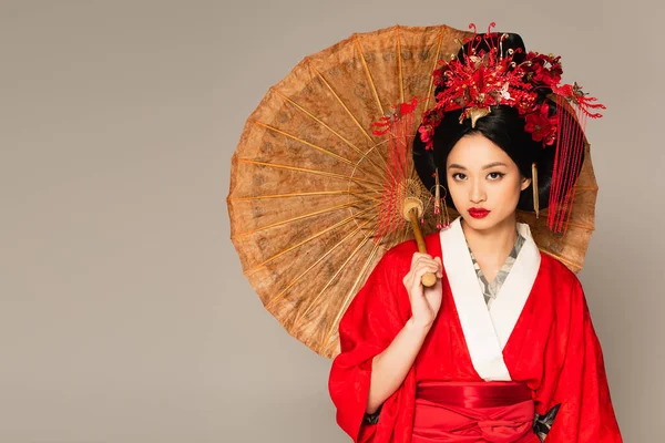 Mulher Japonesa Com Lábios Vermelhos Segurando Guarda Chuva Isolado Cinza — Fotografia de Stock