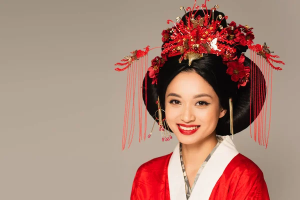 Sorrindo Mulher Asiática Com Decoração Penteado Olhando Para Câmera Isolada — Fotografia de Stock