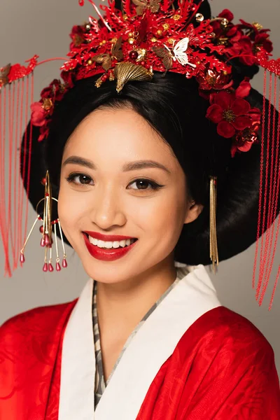 Retrato Mujer Japonesa Sonriente Con Peinado Nacional Aislado Gris — Foto de Stock