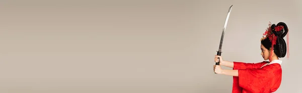Πλευρική Άποψη Της Ασιάτισσας Κόκκινο Κιμονό Κρατώντας Σπαθί Απομονωμένο Γκρι — Φωτογραφία Αρχείου