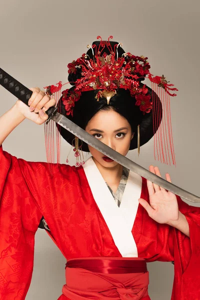Asijské Žena Dekorem Vlasech Držení Meč Izolovaný Šedé — Stock fotografie