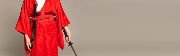 Gestroopt Zicht Vrouw Oosterse Kleding Met Zwaard Geïsoleerd Grijs Banner — Stockfoto