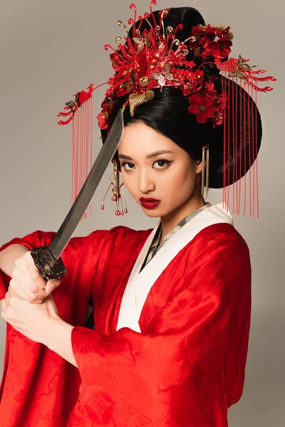 Mulher Japonesa Com Penteado Nacional Segurando Espada Isolada Cinza — Fotografia de Stock