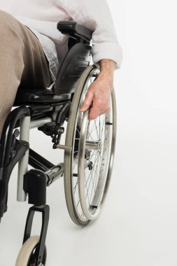 Tekerlekli sandalyede oturan yaşlı adamın kısmi görüntüsü