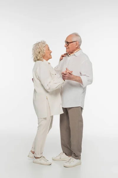 Pareja Ancianos Ropa Casual Bailando Con Las Manos Blanco — Foto de Stock