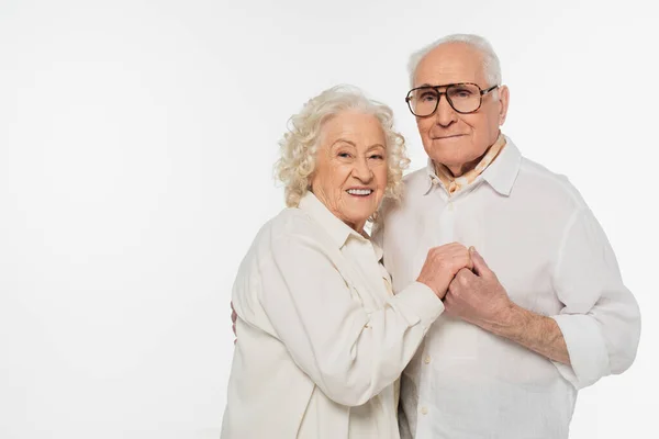 Anziani Coppia Abiti Casual Abbracci Con Mano Tenente Guardando Fotocamera — Foto Stock