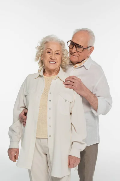 Anciano Ropa Casual Abrazando Esposa Mirando Cámara Aislada Blanco — Foto de Stock