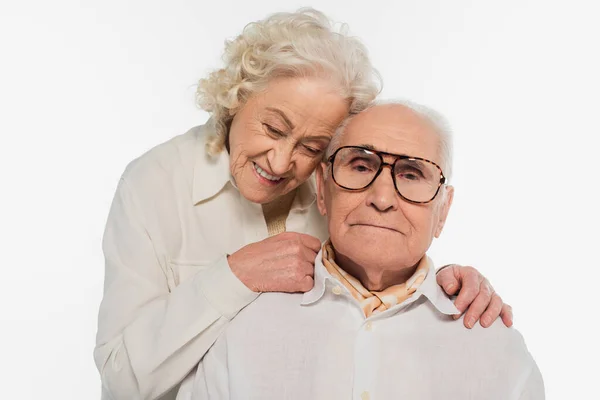Oudere Vrouw Zachtjes Knuffelen Echtgenoot Geïsoleerd Wit — Stockfoto