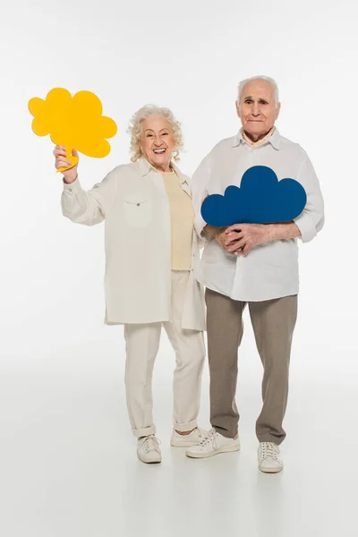 Sonriente Pareja Ancianos Sosteniendo Burbujas Pensamiento Amarillo Mirando Cámara Blanco — Foto de Stock