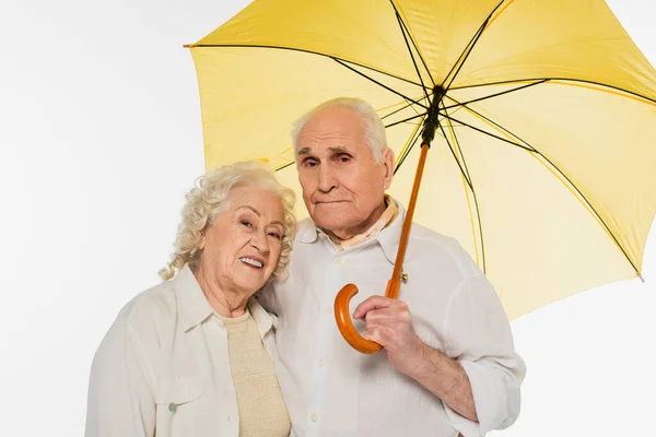 Feliz Casal Idosos Com Guarda Chuva Amarelo Isolado Branco — Fotografia de Stock