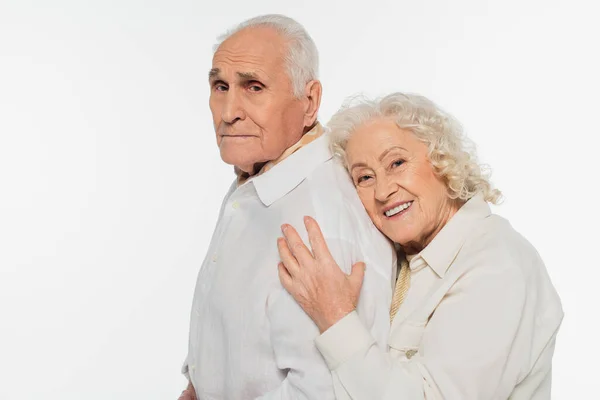 Mutlu Yaşlı Bir Kadın Kocasını Nazikçe Kucaklıyor Beyaz Kameraya Bakıyor — Stok fotoğraf