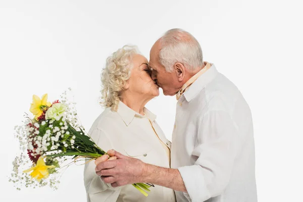 Sorridente Coppia Anziani Baciare Tenere Bouquet Fiori Isolati Bianco — Foto Stock