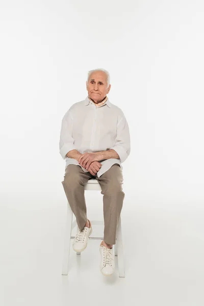 Triste Anciano Ropa Casual Sentado Taburete Blanco — Foto de Stock