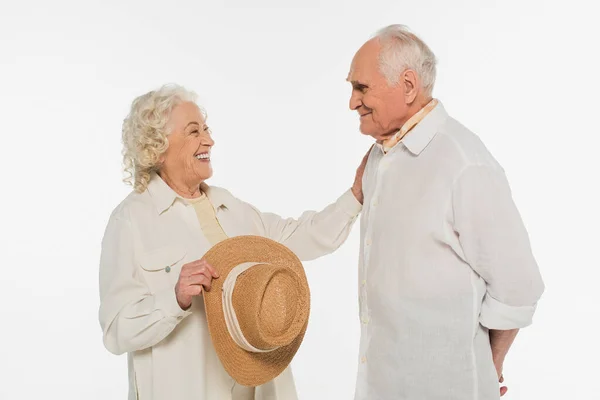 Usmívající Starší Žena Kloboukem Dojemným Manželem Nataženou Rukou Izolovanou Bílém — Stock fotografie
