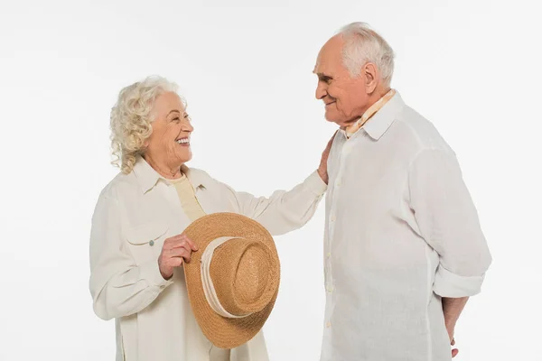 Sorridente Mulher Idosa Segurando Chapéu Tocando Marido Com Mão Estendida — Fotografia de Stock