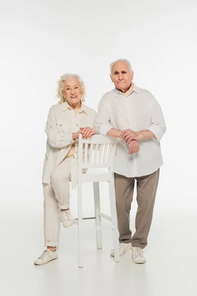 Feliz Casal Idosos Roupas Casuais Perto Fezes Olhando Para Câmera — Fotografia de Stock