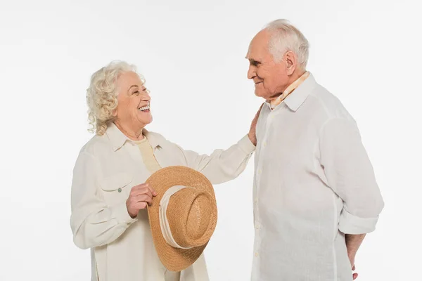 Pozitivní Starší Žena Držící Klobouk Dotýkající Manžel Nataženou Rukou Izolované — Stock fotografie