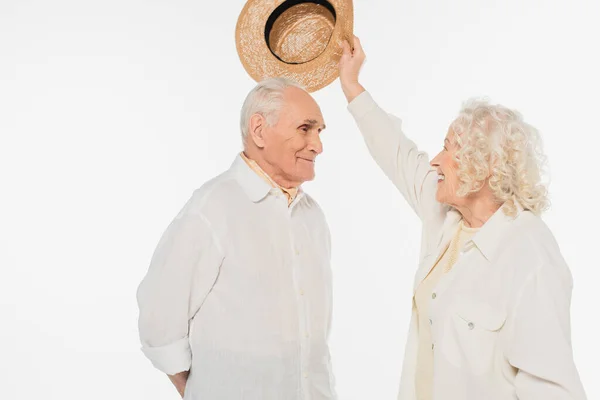 Sonriente Anciana Poniendo Sombrero Cabeza Del Marido Aislado Blanco — Foto de Stock