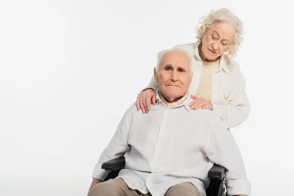 Пожилая Женщина Держащаяся Руки Плечах Мужа Инвалидной Коляске Изолированная Белом — стоковое фото