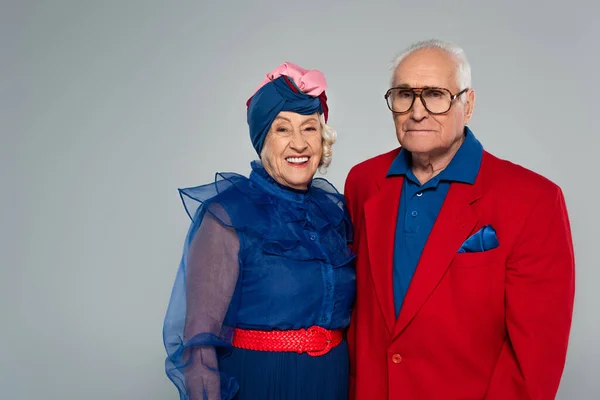 Sonriente Pareja Ancianos Ropa Elegante Mirando Cámara Aislada Gris — Foto de Stock