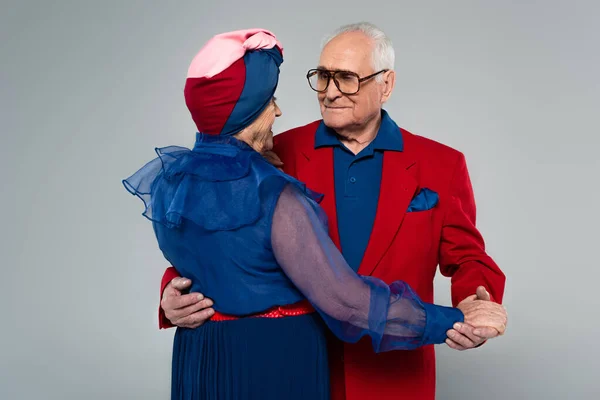 Pareja Ancianos Positivos Vestido Azul Blazer Rojo Bailando Aislados Gris — Foto de Stock