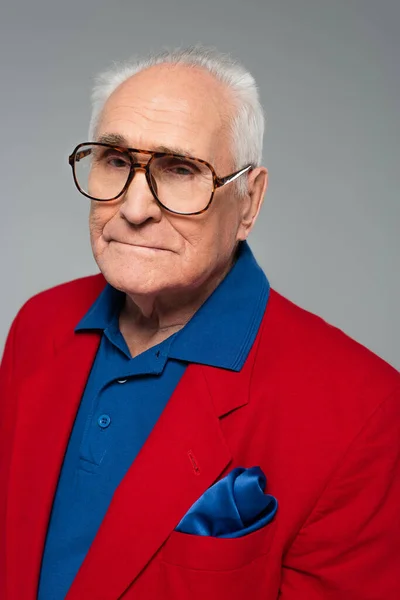 Portrét Vážného Staršího Muže Červeném Blejzru Brýlích Izolovaných Šedi — Stock fotografie