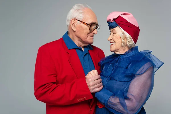 Mosolygó Idős Férfi Piros Blézerben Kéz Kézben Feleséggel Kék Ruhában — Stock Fotó