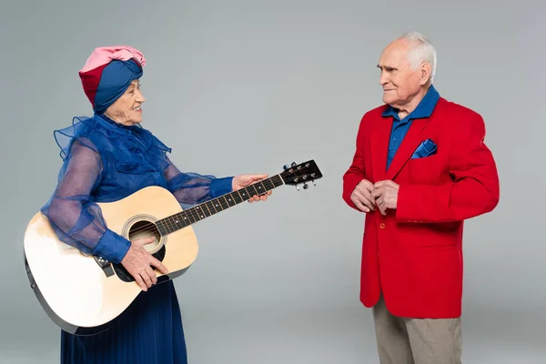 Mosolygó Idős Kék Ruhában Turbán Gazdaság Akusztikus Gitár Közelében Férfi — Stock Fotó