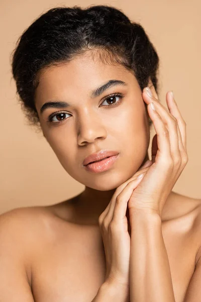 Pretty African American Woman Bare Shoulders Isolated Beige — Stock Photo, Image