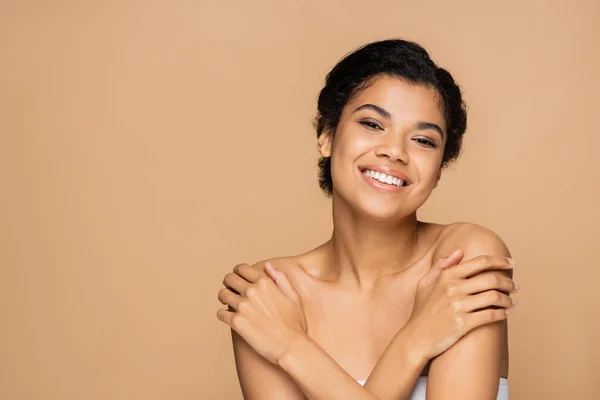 Feliz Mulher Afro Americana Tocando Ombros Nus Olhando Para Câmera — Fotografia de Stock