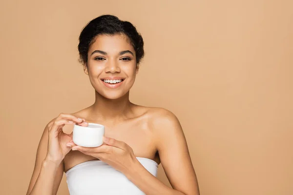 Feliz Mulher Afro Americana Com Ombros Nus Segurando Recipiente Com — Fotografia de Stock