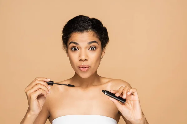 Mulher Afro Americana Espantada Com Ombros Nus Segurando Tubo Rímel — Fotografia de Stock