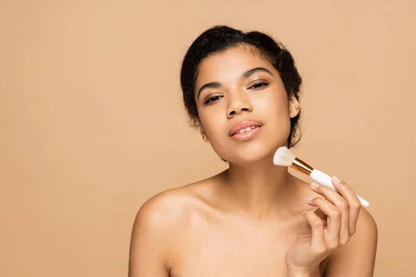 Morena Afro Americana Com Ombros Nus Aplicando Facial Com Escova — Fotografia de Stock