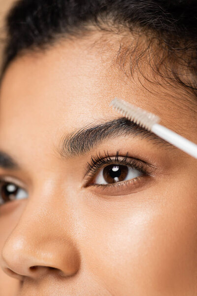 обрезанный вид африканской американки с укладкой бровей 