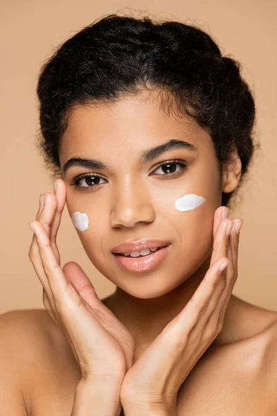 Jovem Afro Americana Com Creme Facial Bochechas Isoladas Bege — Fotografia de Stock